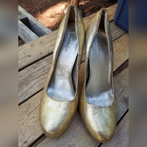 Size 9.5 Charlotte Russe Gold Metallic High Heels Pump Shoes Round Toe Ladies - Picture 2 of 12